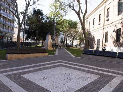 Via Tanzi da una parte sfocia su piazza Balenzano (su cui si affaccia la parte posteriore della caserma Picca il cui ingresso ha rappresentato per anni l�accesso o l�esenzione alla leva)...
